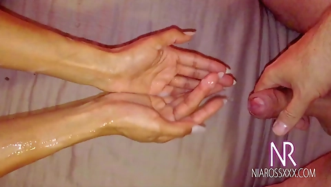 Niarossxxx enjoys cum hand lotion and spread legs wide