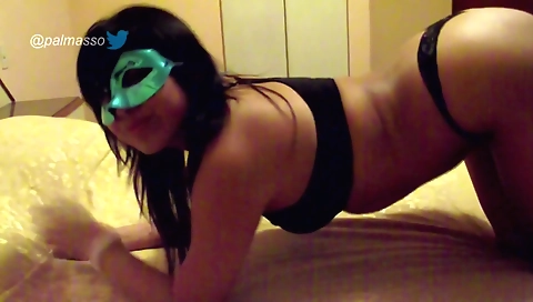 Latina chupista en la habitación y la usa para chuparse