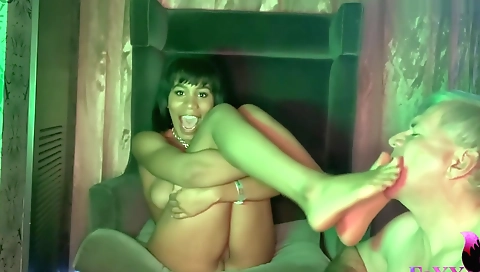 Amateur ebony with hairy bush fucks hairy in cunts