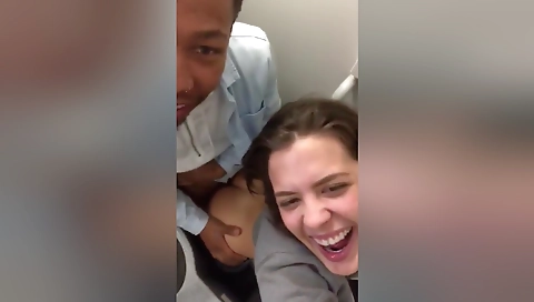 Brunette brunette with natural body gives oral pleasure