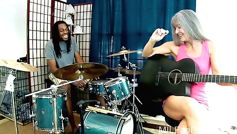 Milf with a nice ass and a cute face fucks a big and a firm dick