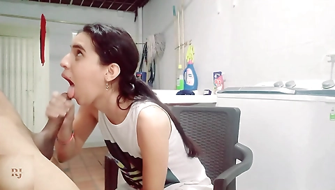 Latina una madre sienta en una posición para unirse a la otra