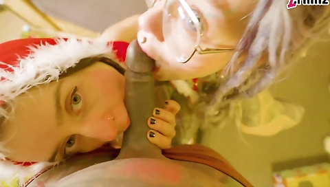 Two blonde beauties in stockings are having a threesome